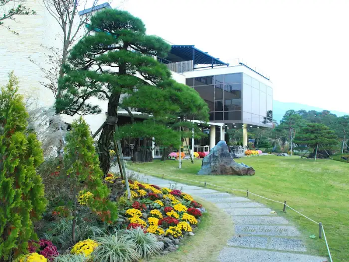 정원 산책로와 꽃