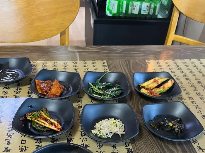 다양한 밑반찬이 차려진 테이블 모습
