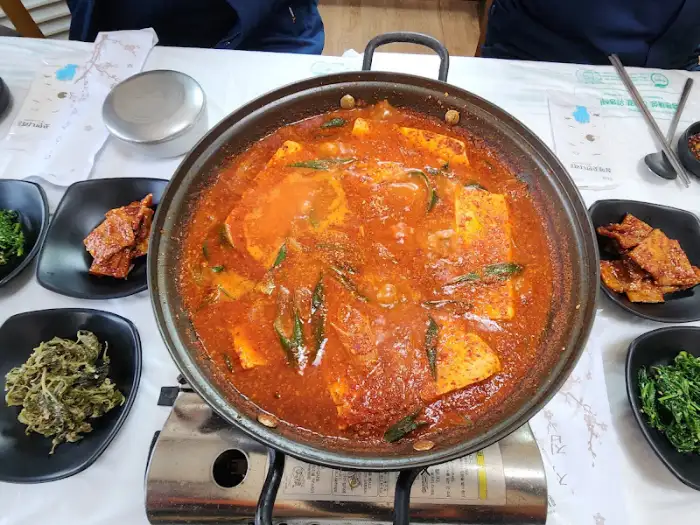 얼큰하게 끓고 있는 두부전골 모습