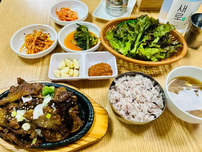 돼지불백과 다양한 밑반찬, 밥, 국이 함께 나온 상차림