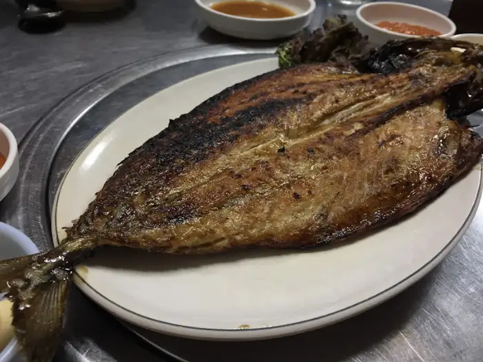 노릇하게 구워진 생선구이