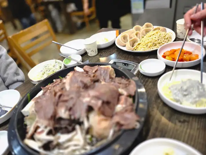 만두전골과 곁들임 음식들