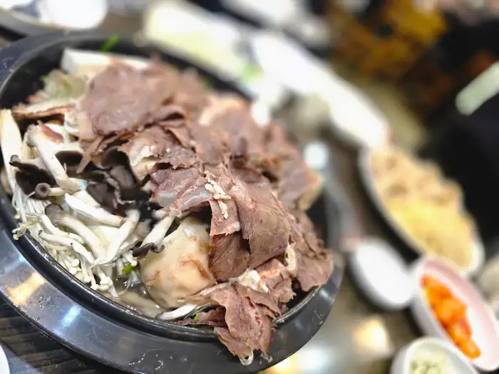 전골 속 아롱사태와 버섯