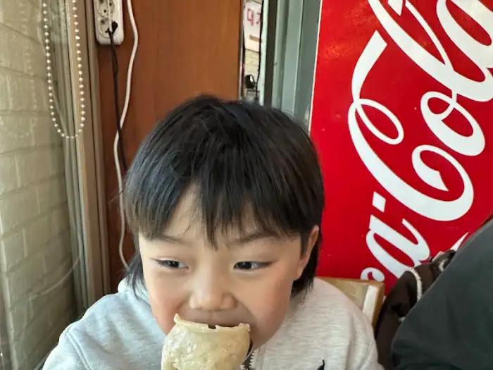 어린이가 만두를 먹는 모습