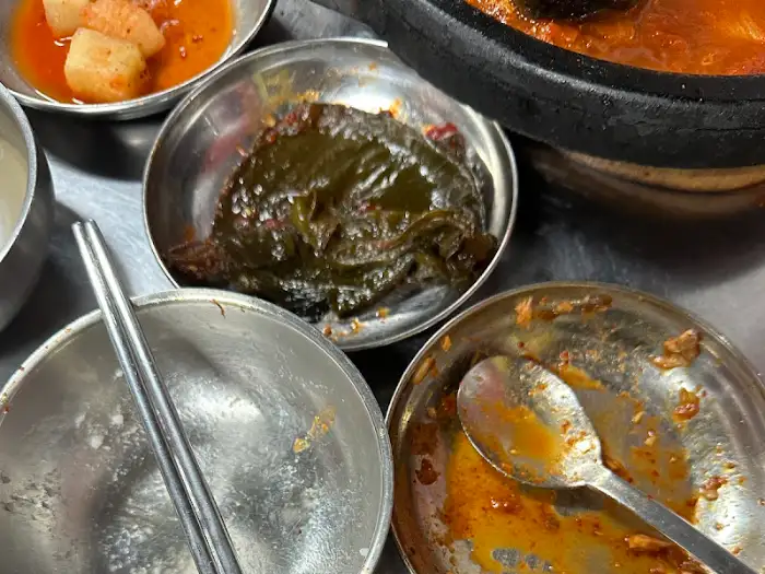 고등어조림과 함께 나온 밑반찬들. 깻잎장아찌, 깍두기, 김 등이 보인다.