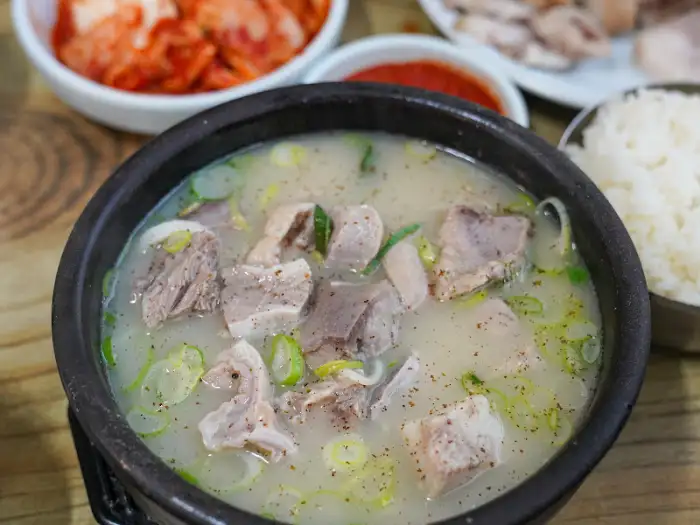 맑고 깊은 육수의 순대국
