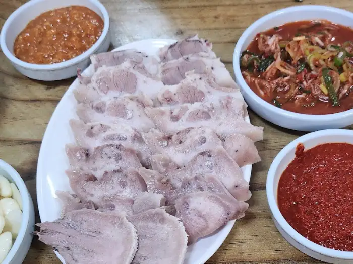 정갈하게 차려진 순대국 한 상