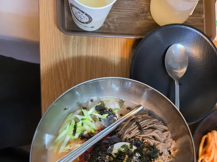 육수가 자작한 막국수 그릇