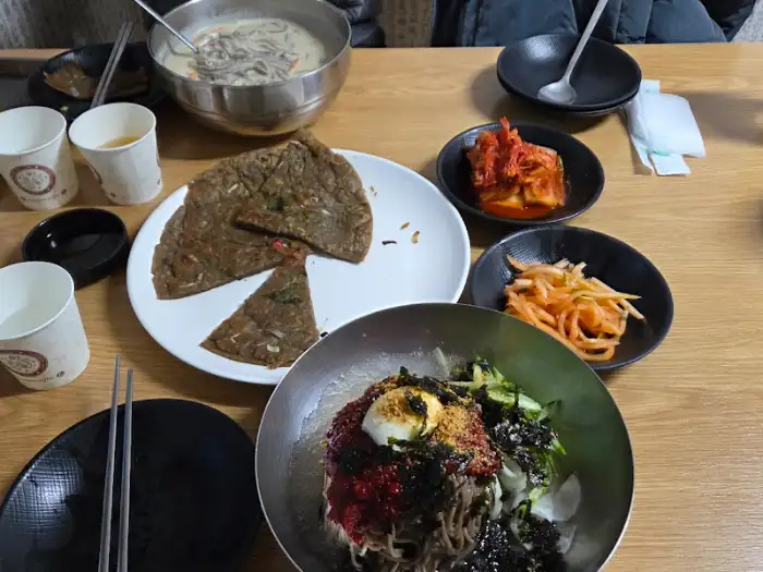 테이블 위의 음식들