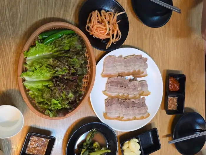 편육과 쌈 채소