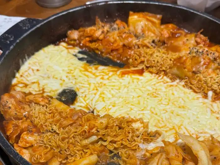 치즈가 듬뿍 올라간 닭갈비