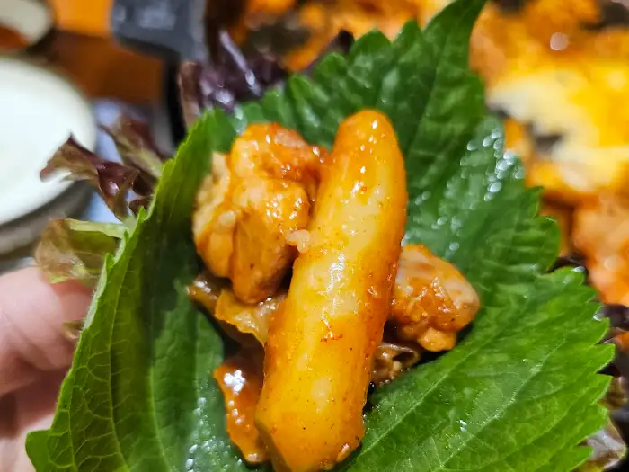 다 익혀져 나온 닭갈비 한 쌈