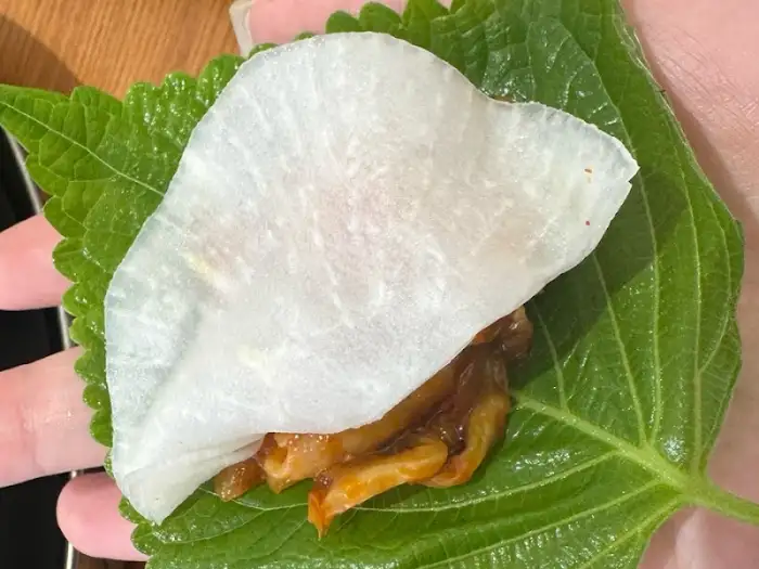 깻잎에 싸서 먹는 닭갈비