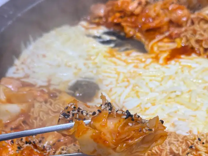 집게로 집은 닭갈비와 떡