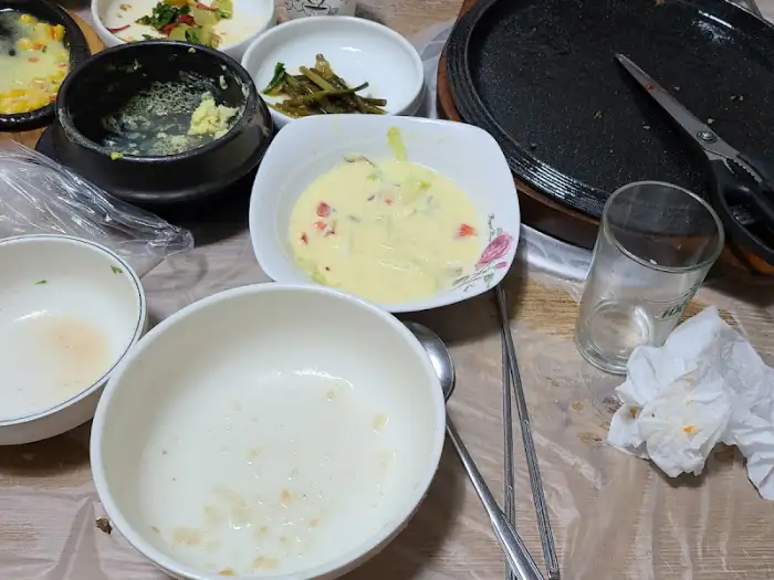 식사를 마친 후의 테이블 모습
