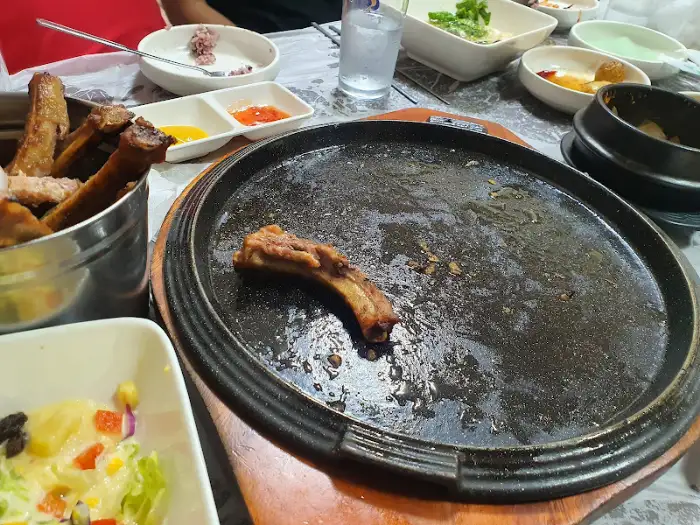 철판 위에 남은 등갈비 뼈
