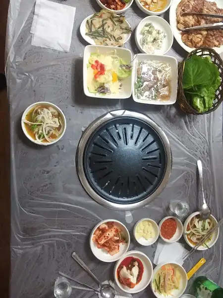 테이블 위에 차려진 다양한 메뉴