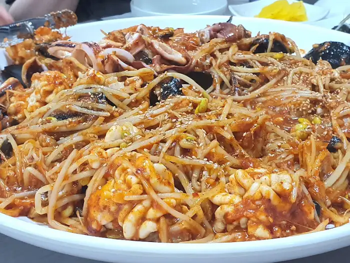 다양한 해산물과 면이 어우러진 음식 클로즈업