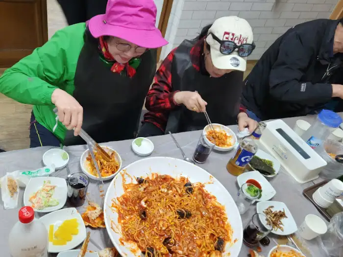 테이블에 앉아 음식을 즐기는 사람들