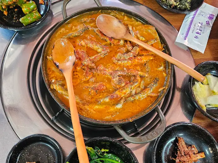 푸짐하게 끓고 있는 멸치쌈밥