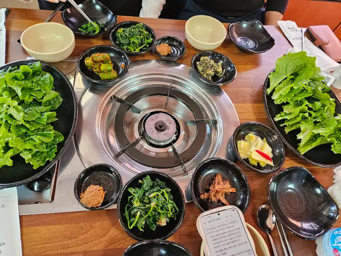 테이블 가득 차려진 푸짐한 남해 밥상