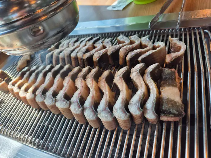 숯불 위에서 구워지고 있는 장어