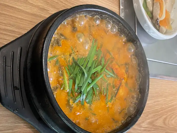 뜨끈한 국물의 칼국수