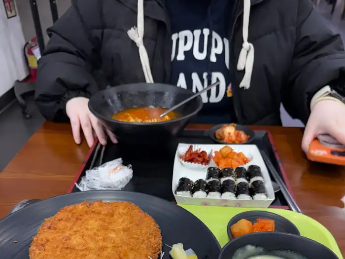의성 마늘 라면을 앞에 둔 모습