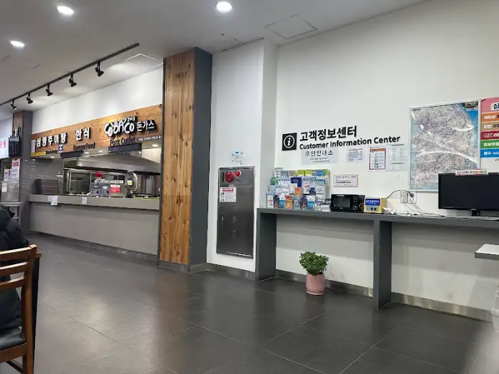 군위휴게소 내부 식당가의 모습