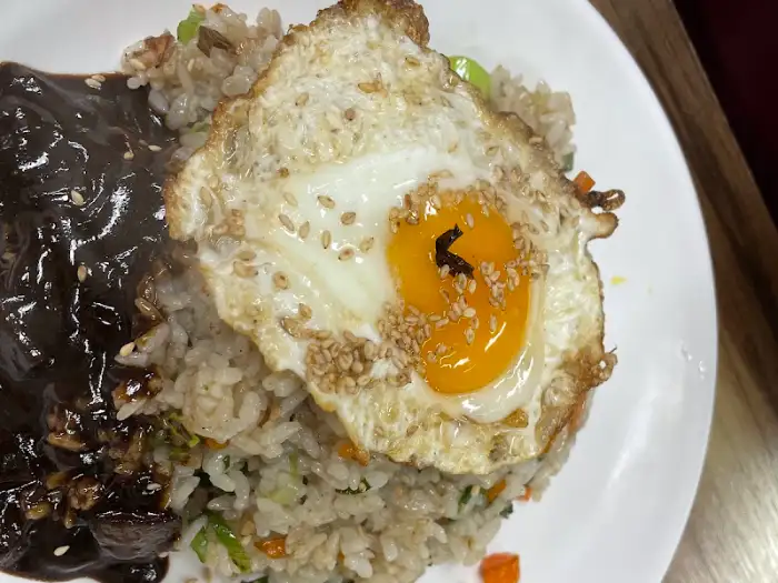 면과 짜장 소스를 비빈 모습