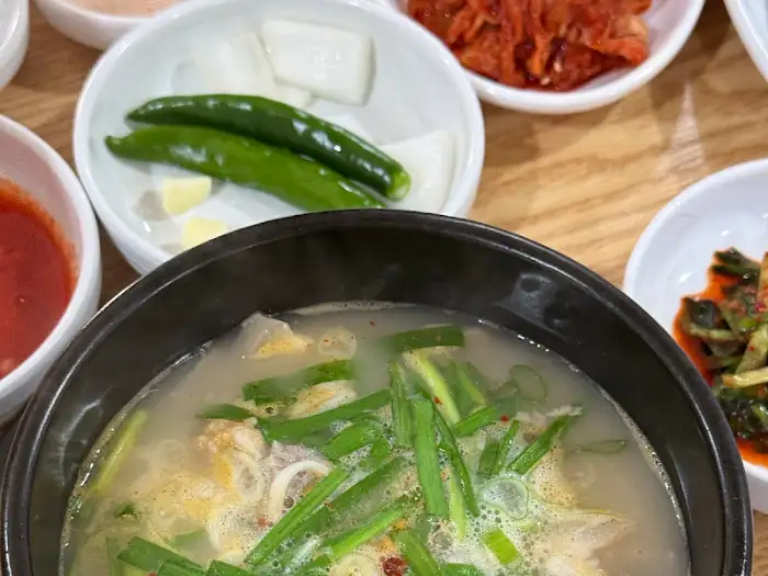 돼지국밥 국물과 부추