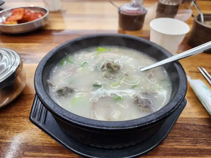 식탁에 차려진 깍두기와 겉절이, 그리고 밥