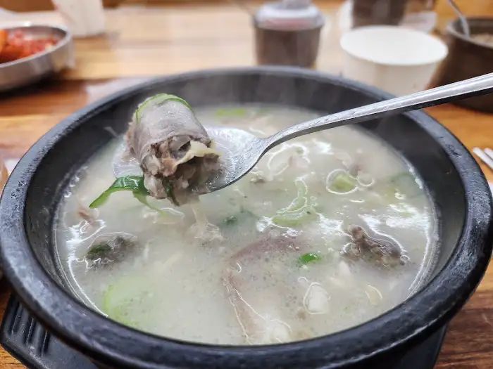 김이 모락모락 나는 순대국 한 그릇