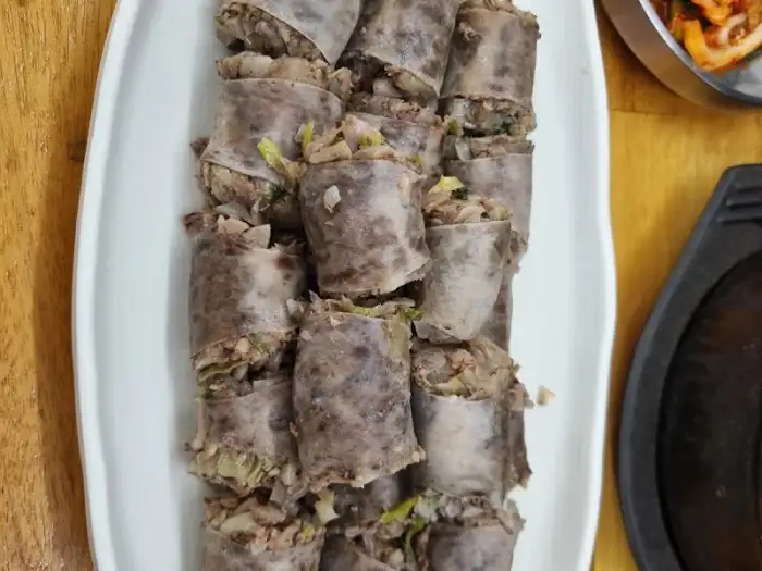 한 숟가락 가득 떠낸 순대 조각