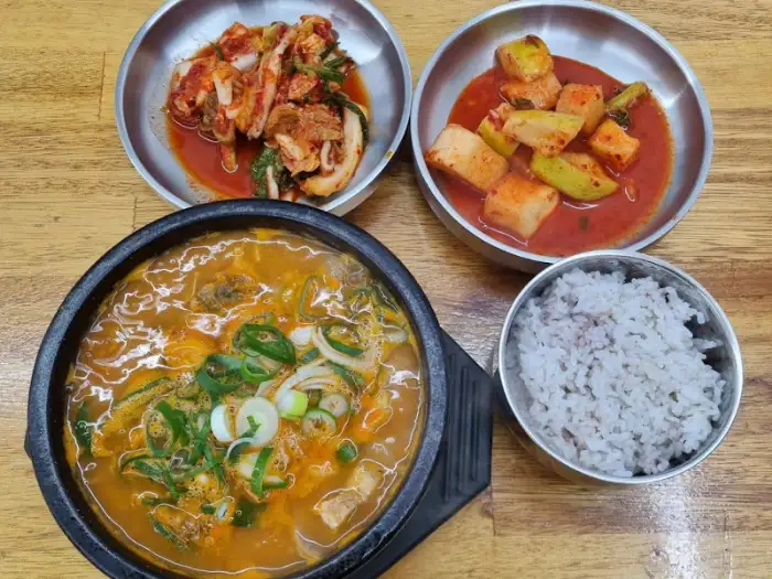 순대국과 밥, 그리고 곁들임 반찬들의 조화