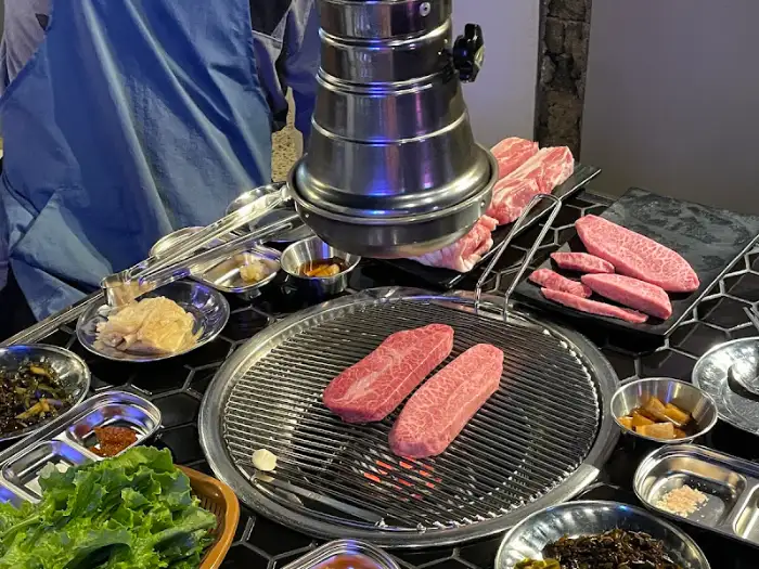쌈 싸먹는 모습