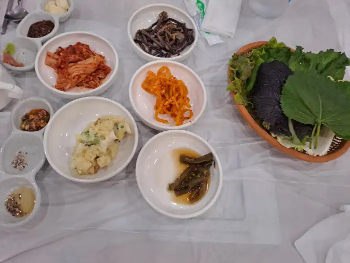 다양한 밑반찬과 쌈 채소