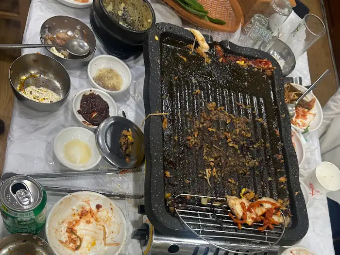 식사 후 남은 테이블 모습