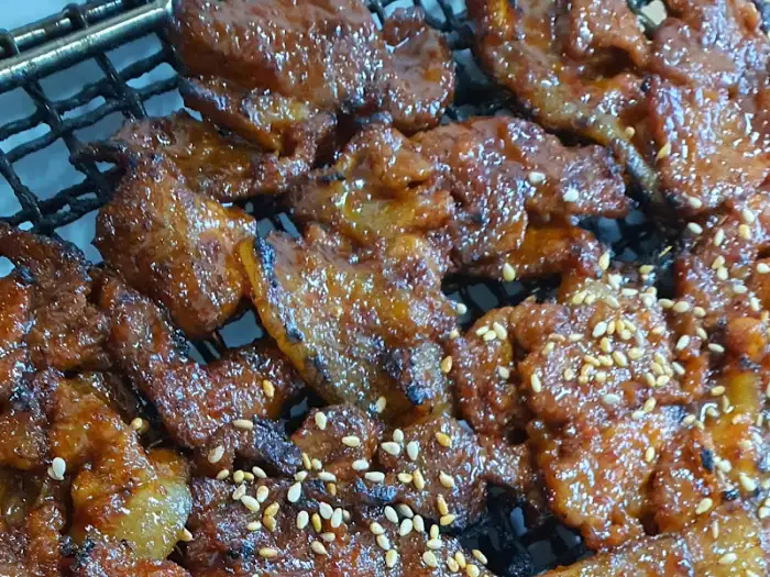 노릇하게 구워진 돼지양념석쇠구이