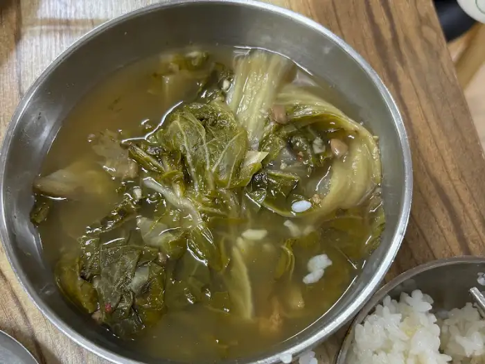얼갈이배추가 들어간 우리밀칼국수