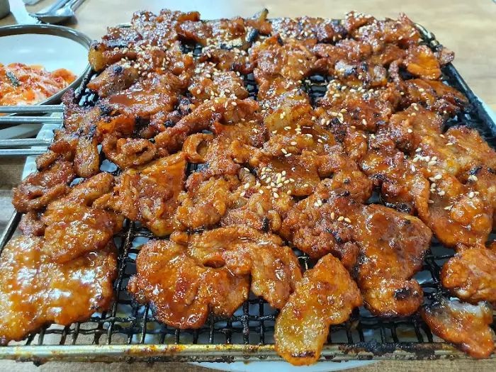 푸짐하게 차려진 석쇠구이