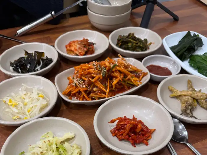 다양한 반찬이 차려진 식탁 풍경