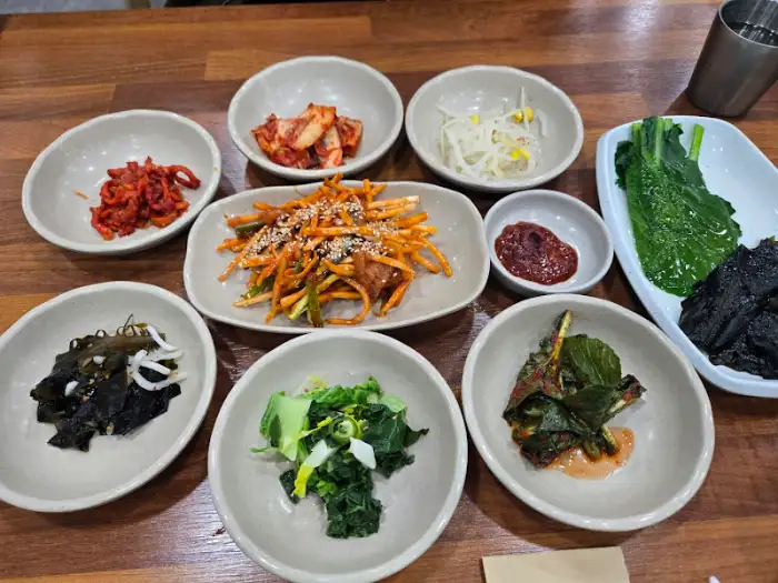 다양한 반찬과 메인 요리가 함께 나온 전체 상차림