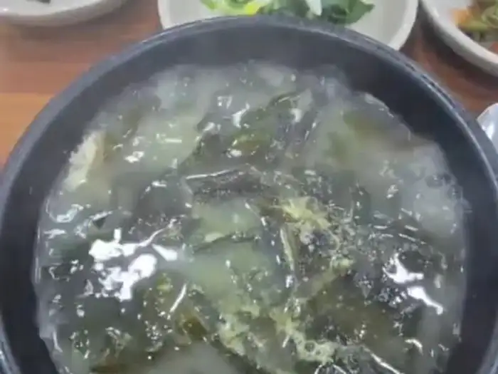 김이 나는 장어 미역국