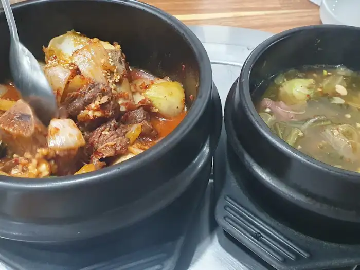 빨갛게 달궈진 불판 위에 올라간 고기 조각들