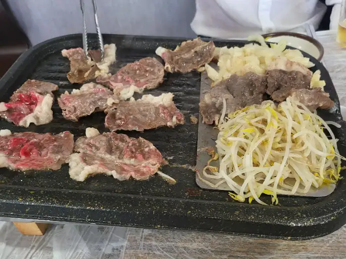 불판에 올라간 차돌박이와 숙주