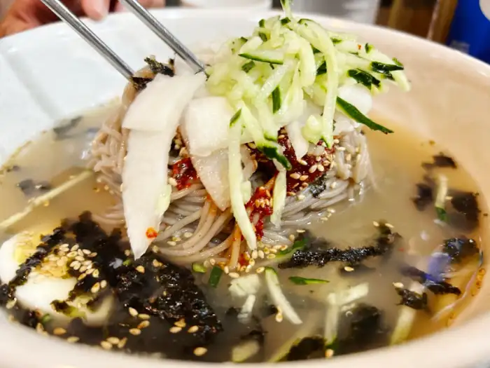 곱게 면을 뽑아낸 물막국수 클로즈업