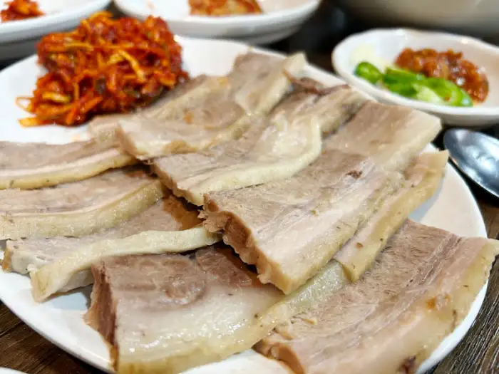 먹음직스럽게 썰린 수육과 곁들임 김치