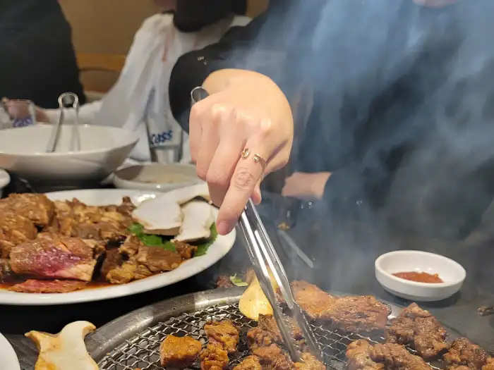 직원이 고기를 굽고 있는 모습