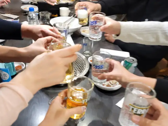 잔을 부딪치며 건배하는 사람들